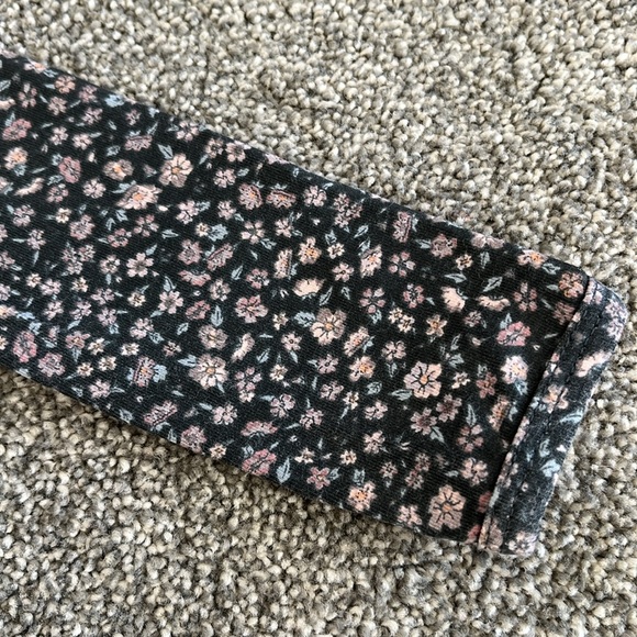 Great condition! WHEAT snug fit jumpsuit with button closure - floral print 6M - Picture 4 of 4